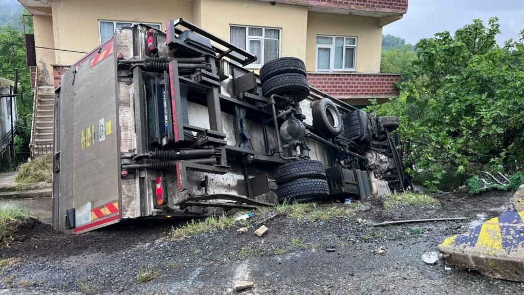 Karadeniz Ereğli’de virajı alamayan kamyonet devrildi: 1 yaralı