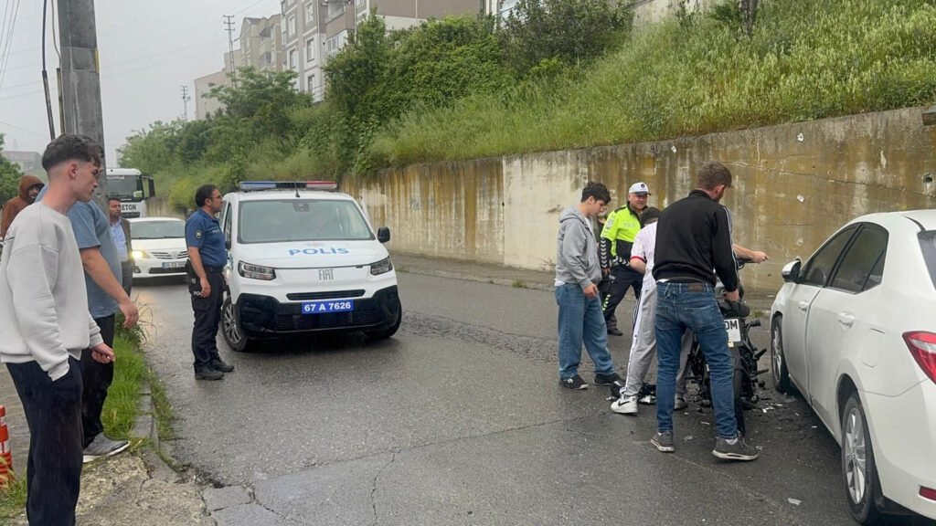 Motosiklet otomobile çarptı, kaza anı kamerada