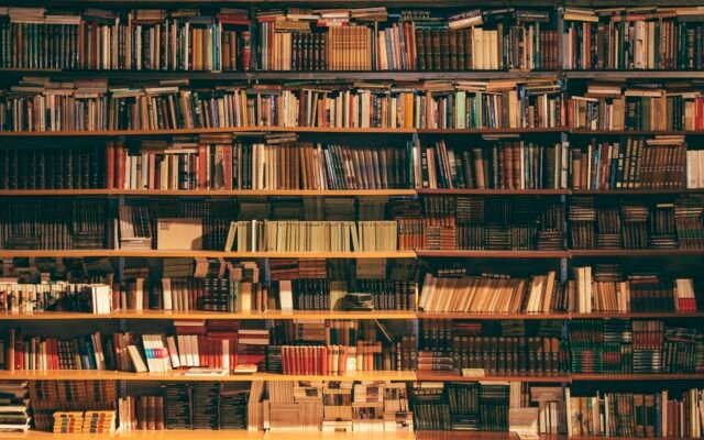 Kütüphaneler yeni buluşma alanlarına dönüşüyor — temsili stok görsel